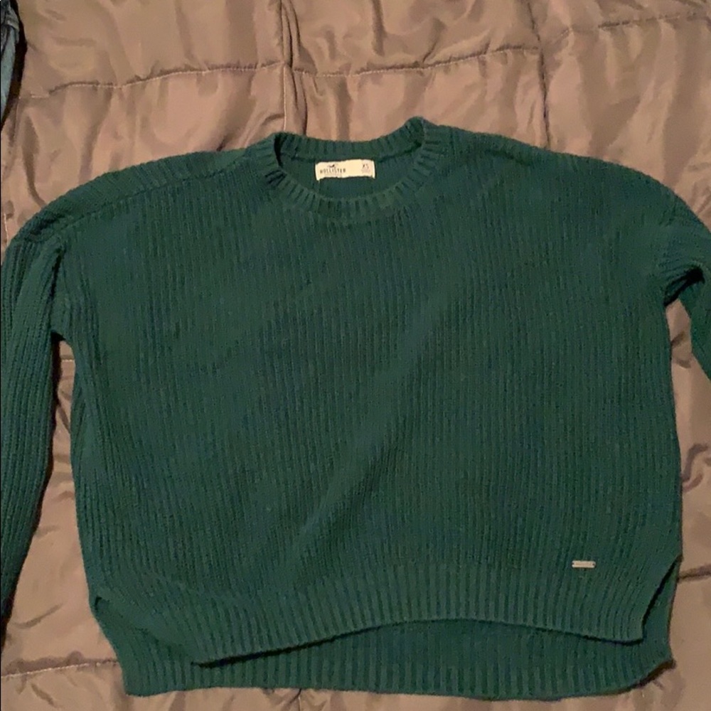 Hollister semi cropped sweater! 🌲